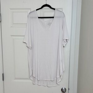 Torrid Soft White V-Neck Short Sleeve Tee